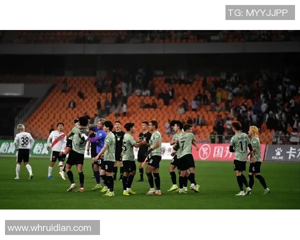 重庆足球新星崛起引发热潮球迷热议未来发展与潜力 重庆足球新星崛起引发热潮球迷热议未来发展与潜力